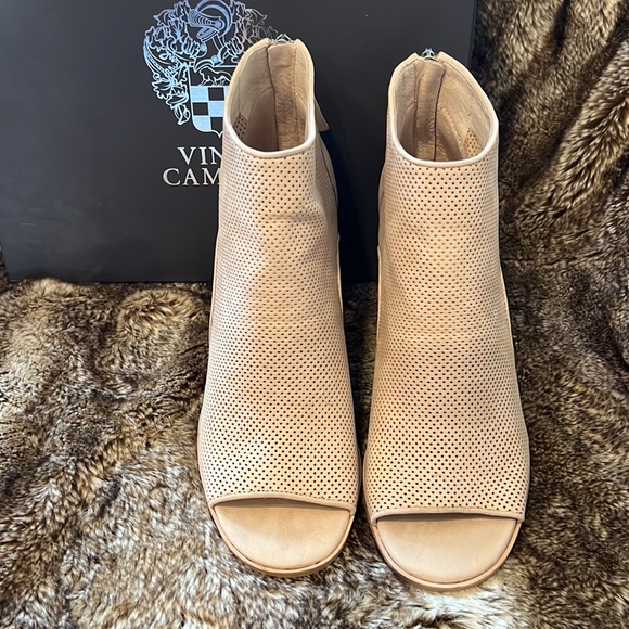Vince Camuto Tan Shoes - Picture 2 of 8